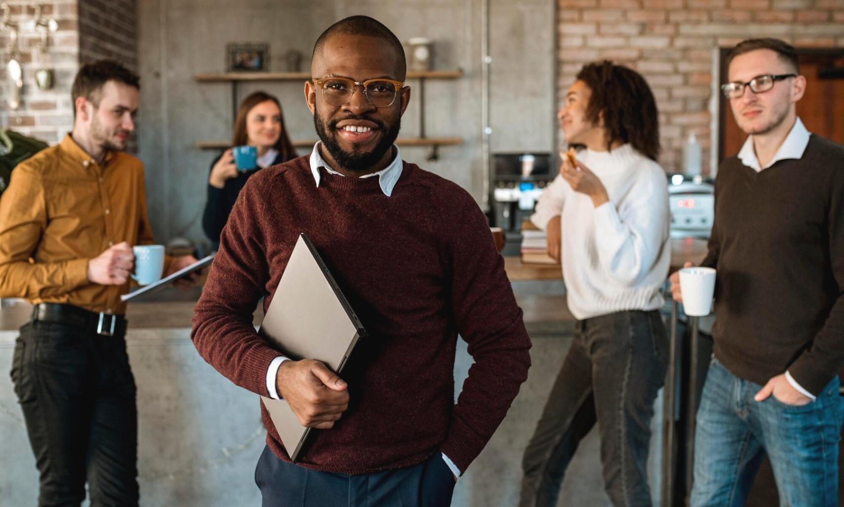 Estudiantes trabajando en análisis financiero de franquicias
