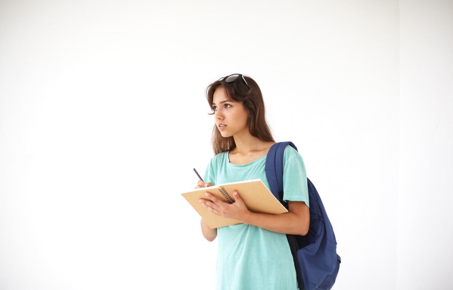 Oficina de asesoría financiera operativa con clientes siendo atendidos